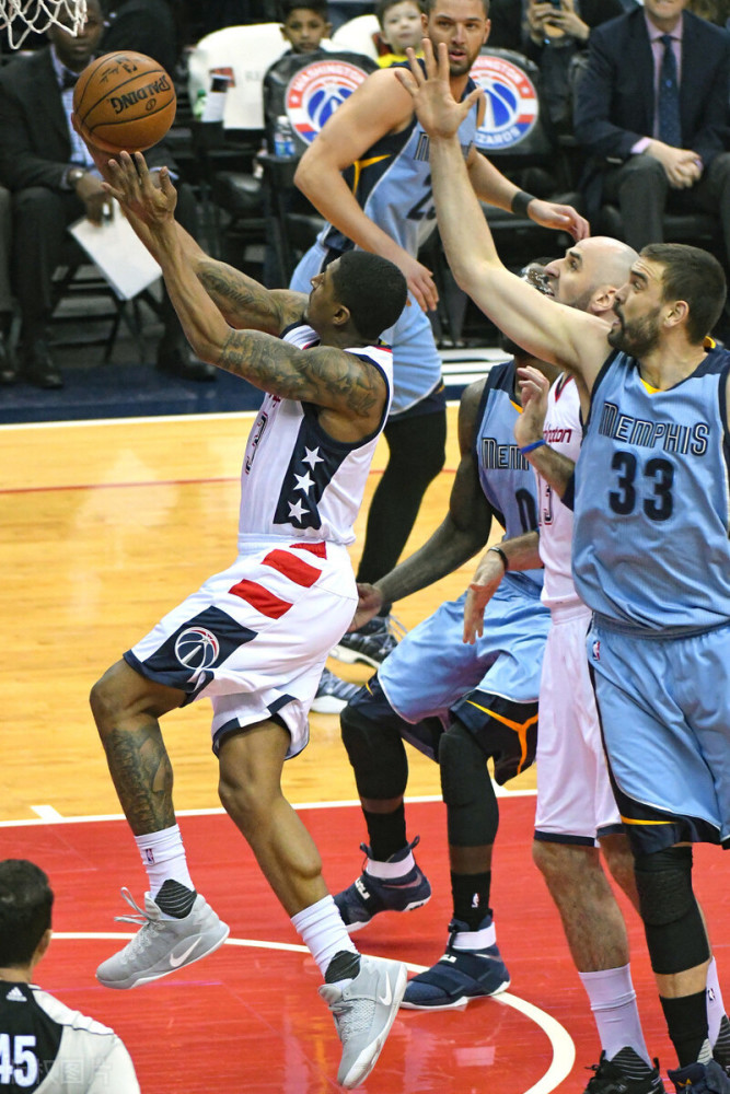 太狠了！今晨印第安纳步行者备战欧联孟菲斯灰熊今晨绝杀压哨，Ning连续十场比赛得分超过惊险取胜的简单介绍